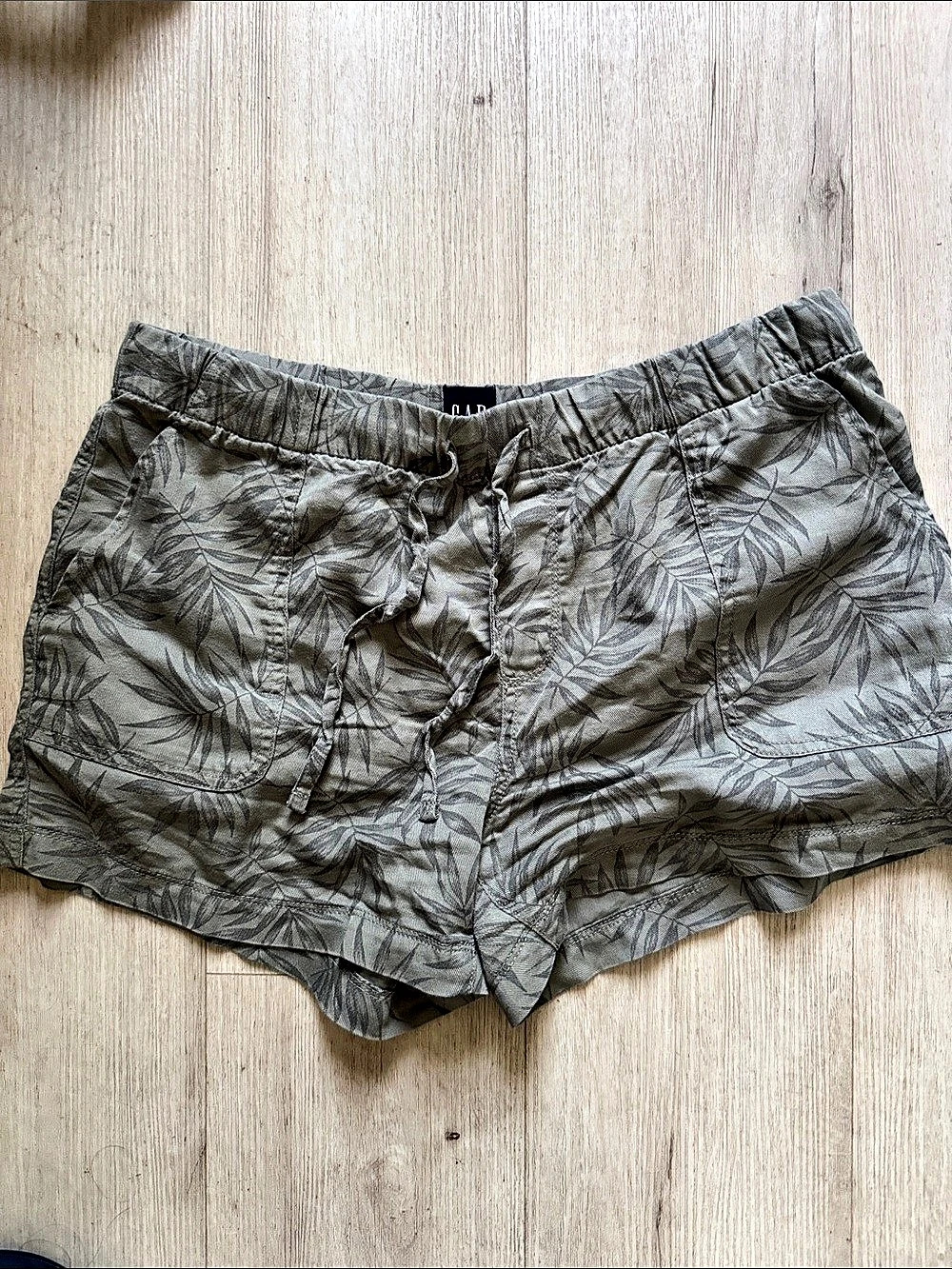 Gap Women's Floral Shorts in Green & Gray